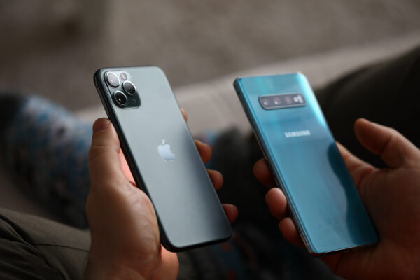 Apple and Samsung - iPhone V Galaxy